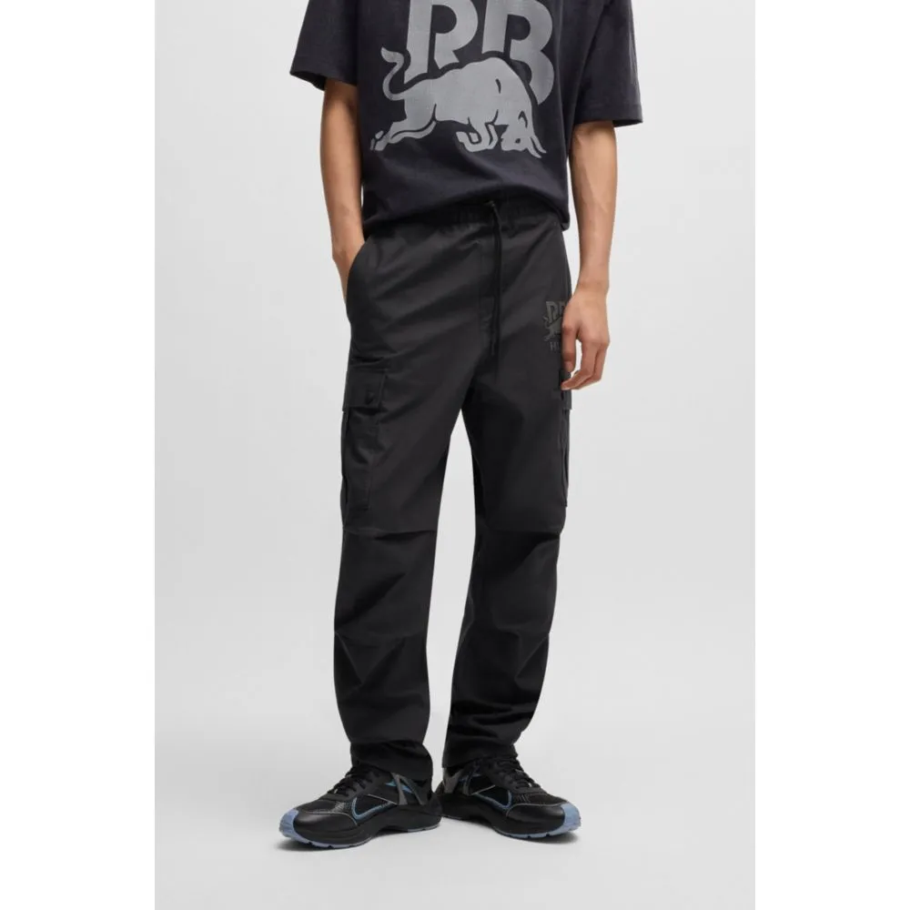 HUGO x RB Regular-Fit-Hose mit Carbon-Stealth-Logo