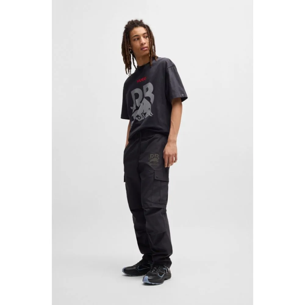 HUGO x RB Regular-Fit-Hose mit Carbon-Stealth-Logo