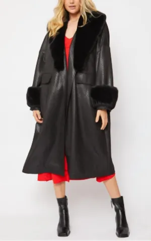 Jayley Übergroße Kunstleder-Jacke mit abnehmbarem Kunstpelz-Bündchen & Kragen in Schwarz