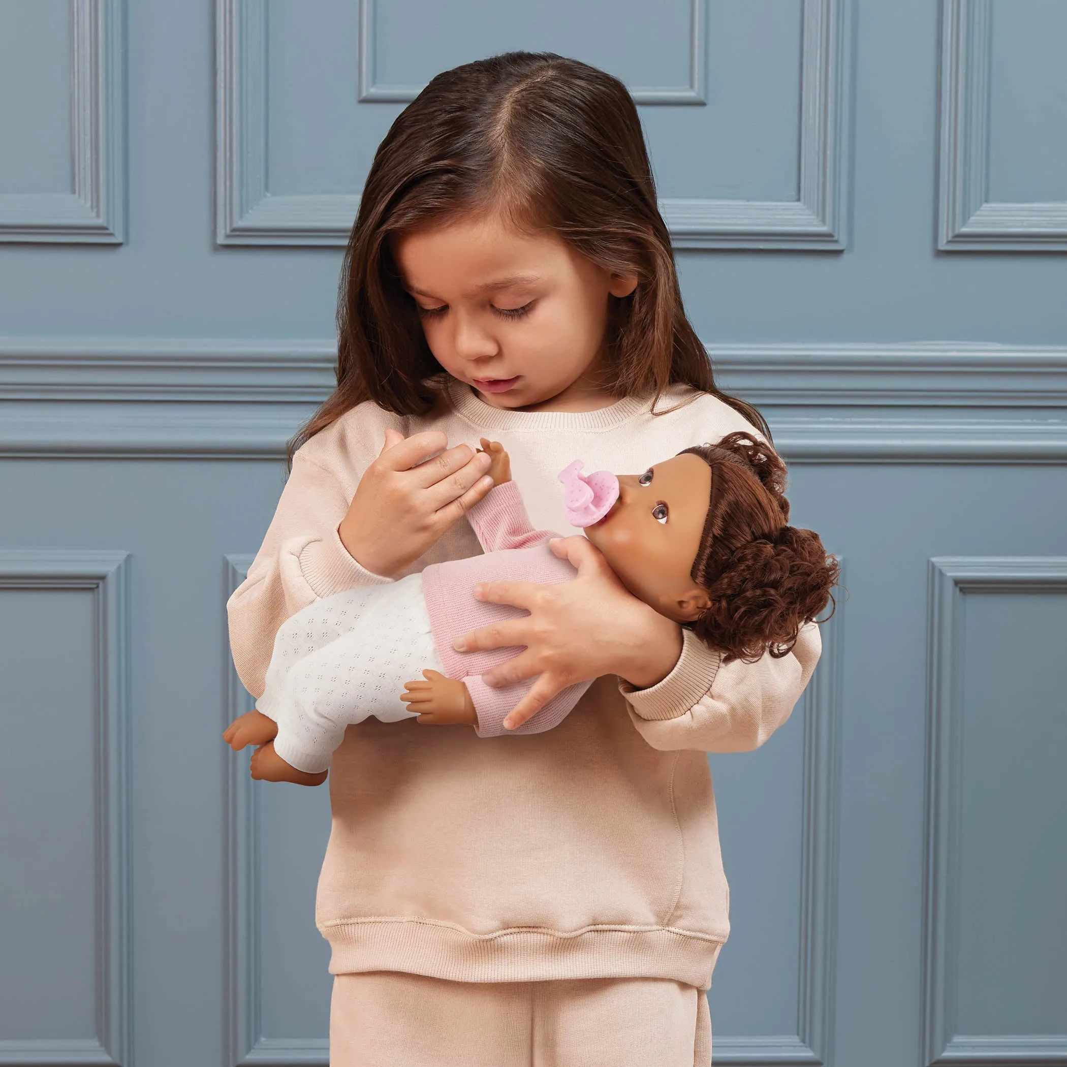 LullaBaby – Babypuppe mit welligem braunem Haar
